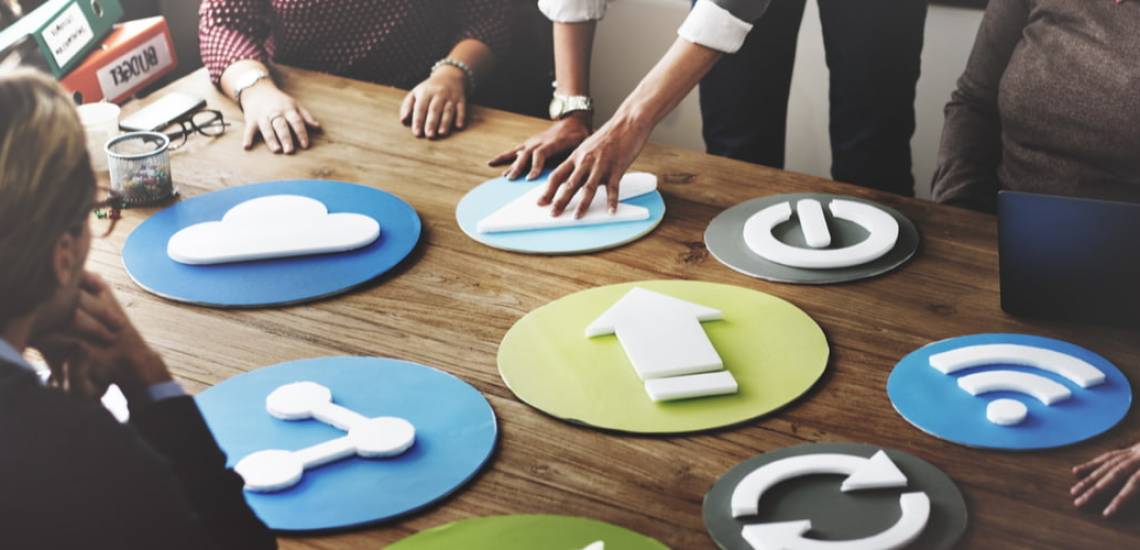 Logos sur une table