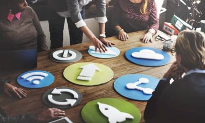 Logos sur une table