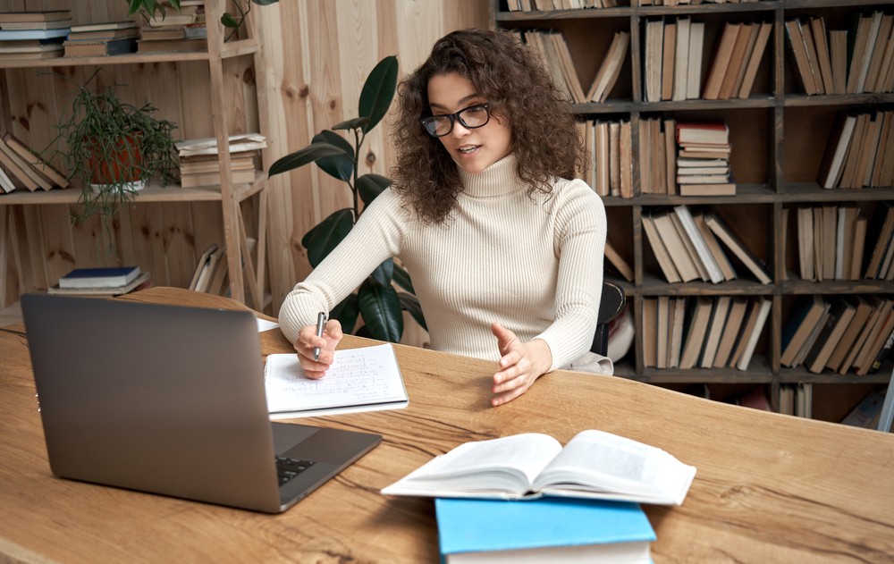 jeune femme travaillant devant son ordinateur