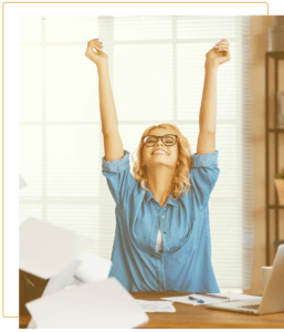 femme heureuse à son bureau